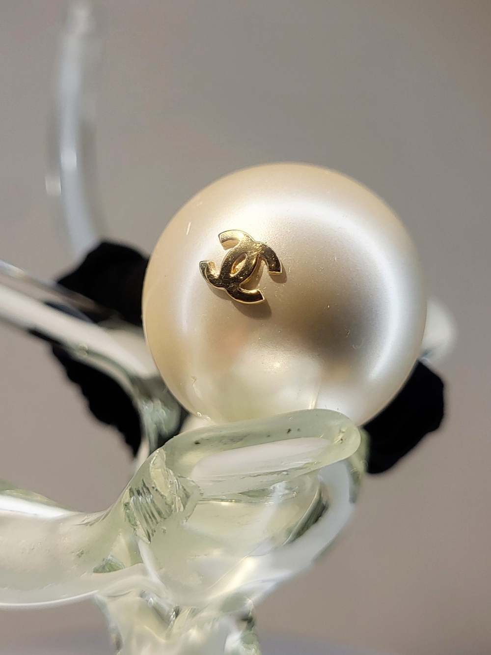 Chanel Pearl Hairband Gold CC Logo / 2 Vintage Pearls Earrings